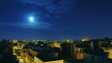 salida de la luna sobre la ciudad y los techos de las casas timelapse desde la tarde hasta el amanecer el sol sale sobre el