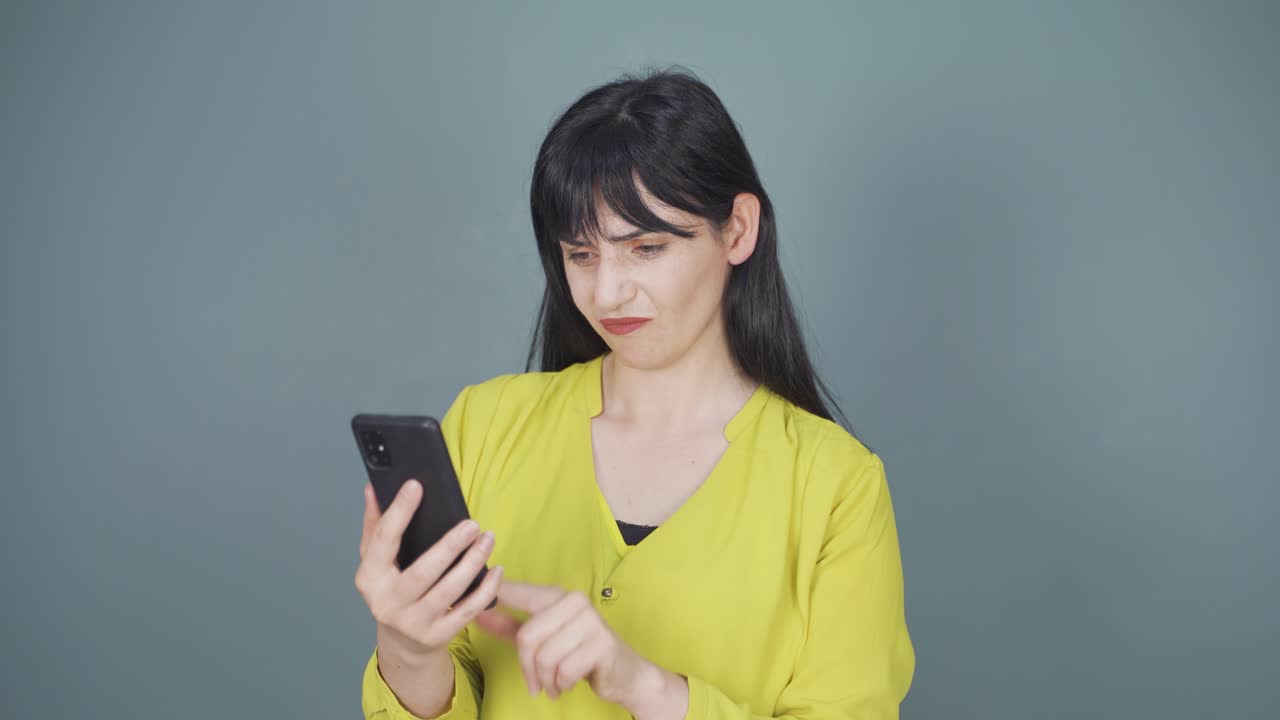 The woman who can't use the app on the phone.