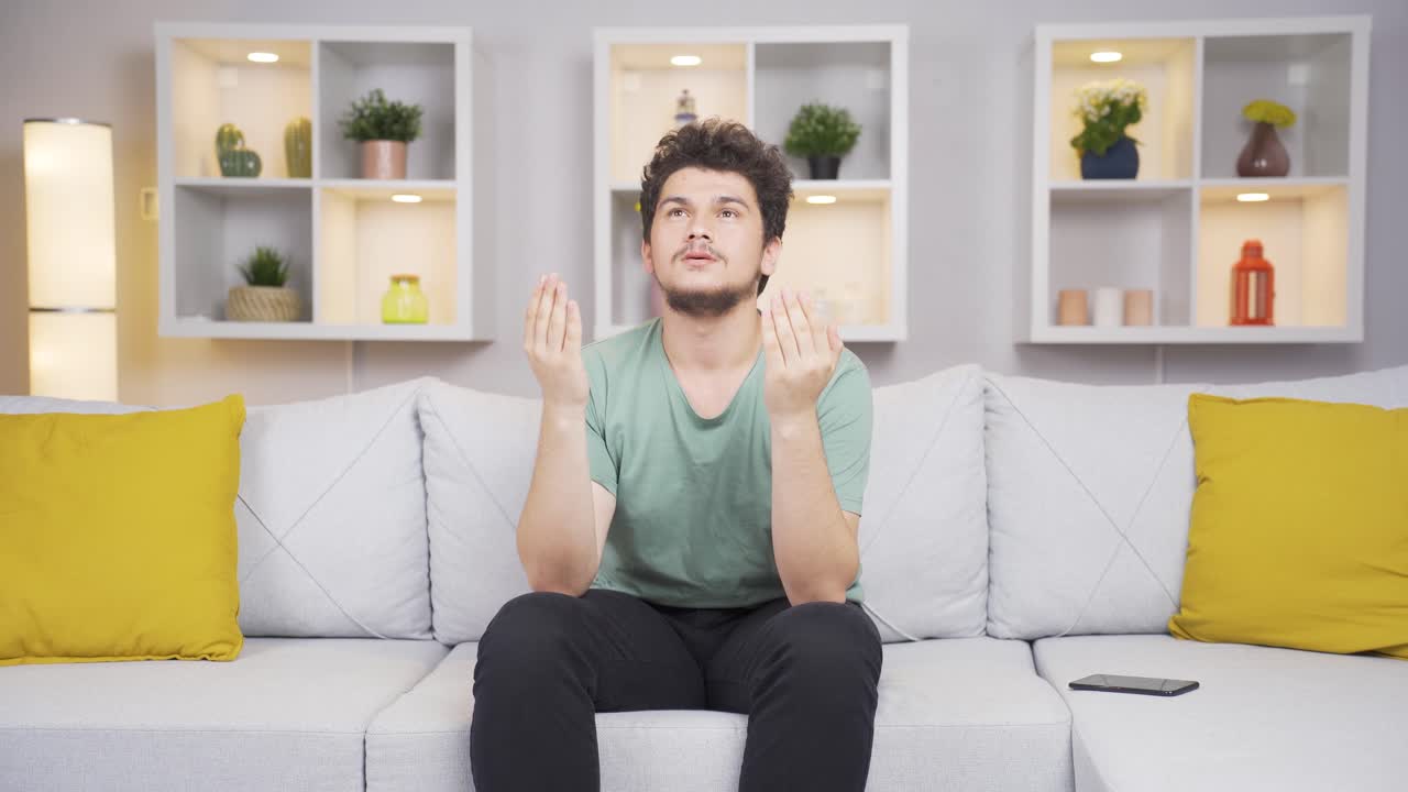 무슬림 남자가 기도하고 있습니다.