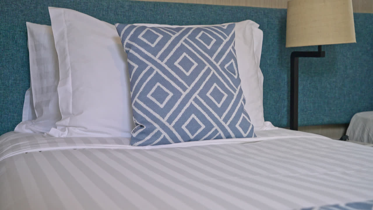 hermosa almohada en la decoración de la cama en el interior del dormitorio