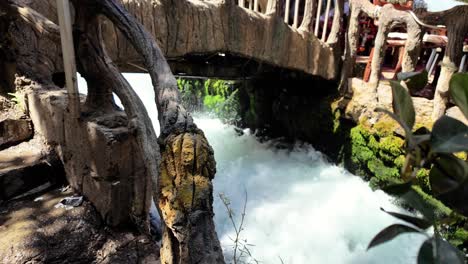 la cascada de bekhal y el complejo fluyen de la montaña cerca de rawanduz, kurdistán irak - aislado de cerca