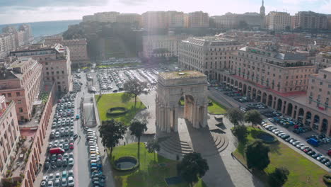 Toma-Aérea-épica-Del-Arco-De-La-Victoria-En-Génova,-Italia---Memorial-De-La-Primera-Guerra-Mundial