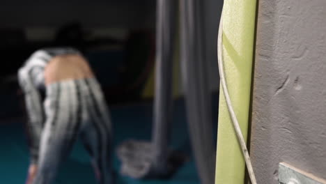 tiro pan a la izquierda de acrobacias y estiramientos