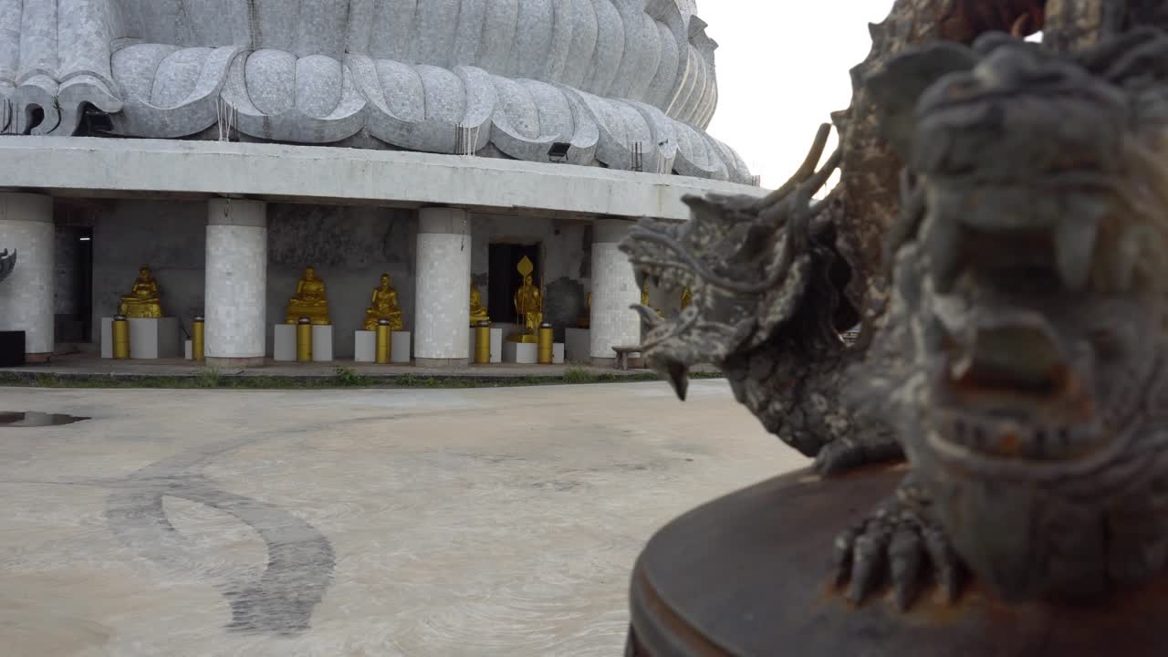 tres dragones antiguos en los rayos del sol
