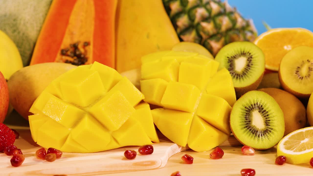 frutas variadas expuestas contra un fondo azul