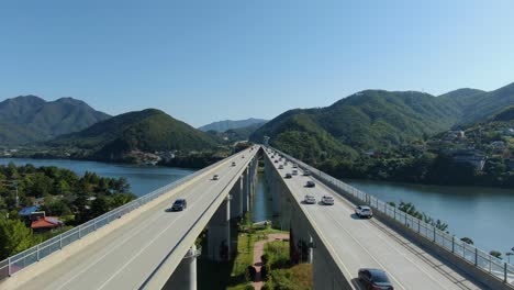 Eine-Neue-Brücke-überquert-Einen-Wunderschönen-Fluss