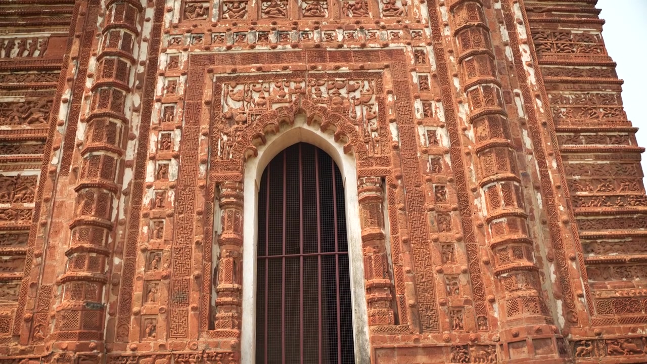 ビシュヌプールにあるジョー・バングラ寺院は、注目すべき建築の傑作としてそびえ立っています。