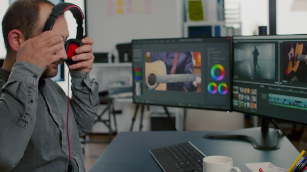 videógrafo de edición, corte de imágenes y sonido en computadora