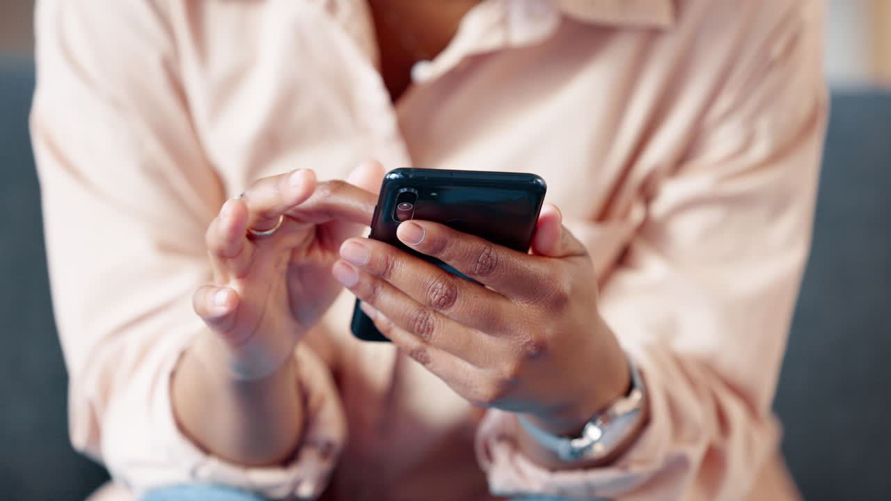 primer plano de manos enviando mensajes de texto por teléfono