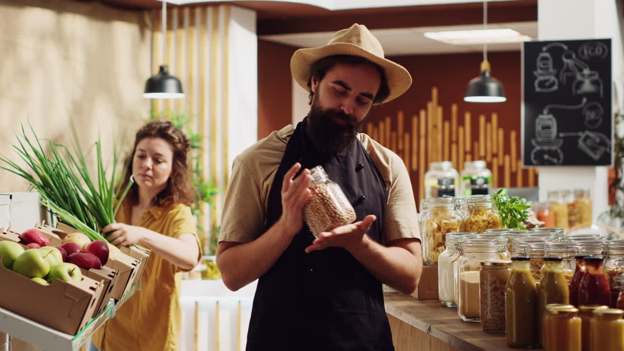 el dueño del supermercado promocionando su comida biológica