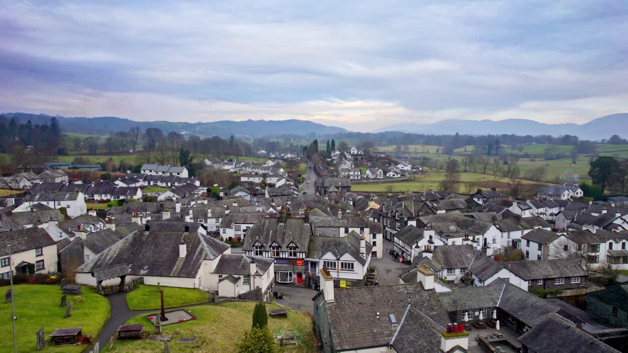 drone, imágenes aéreas del pueblo histórico de hawkshead, una ciudad antigua en el distrito de los lagos, cumbria