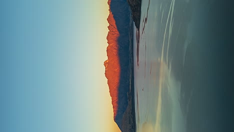 lago wakatipu al atardecer mientras las sombras se arrastran - lapso de tiempo de movimiento aéreo vertical