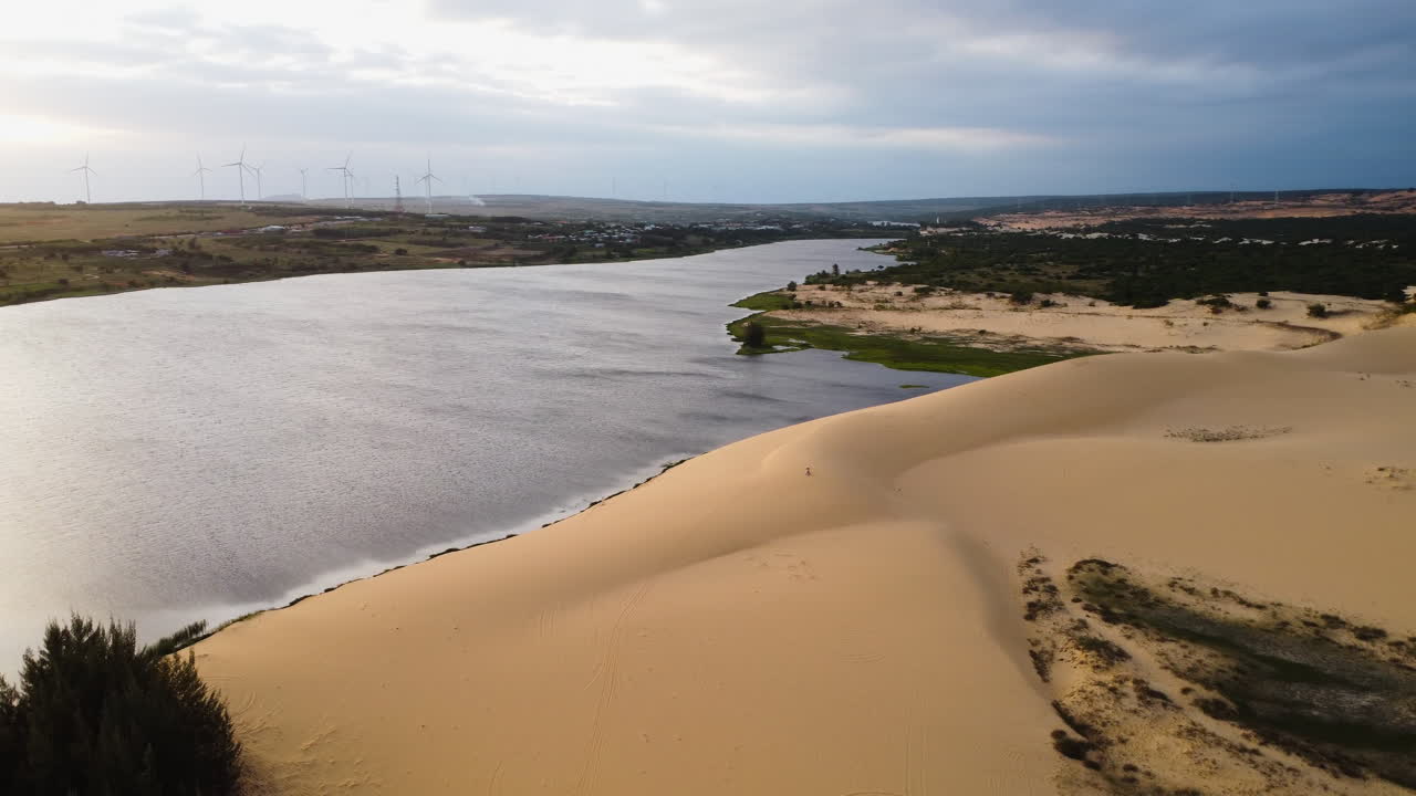 hermoso atardecer en las dunas de arena blanca de vietnam