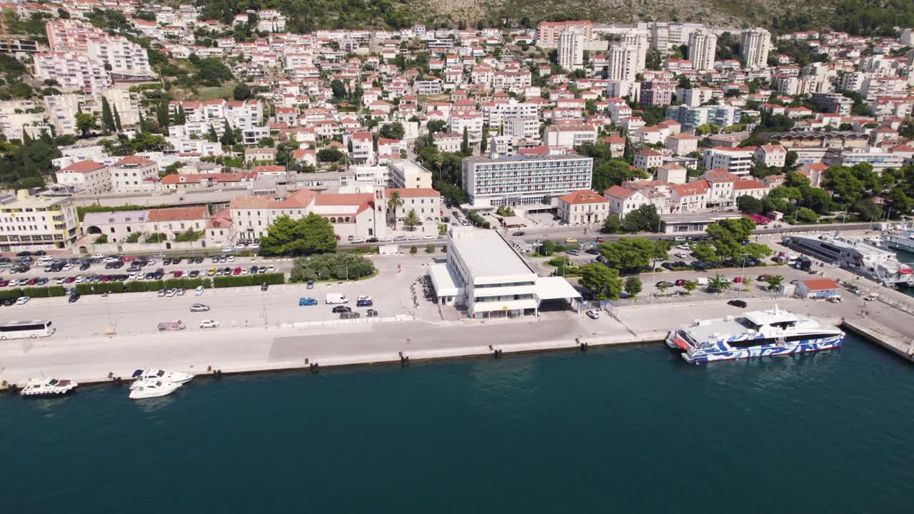크로아티아 의 두브로브니크 항구 의 항공 사진 과 도시 풍경 과 정박 한 배 들