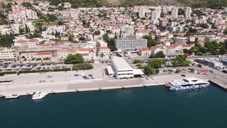 vista aérea del puerto de dubrovnik, croacia con paisaje urbano y barcos amarrados