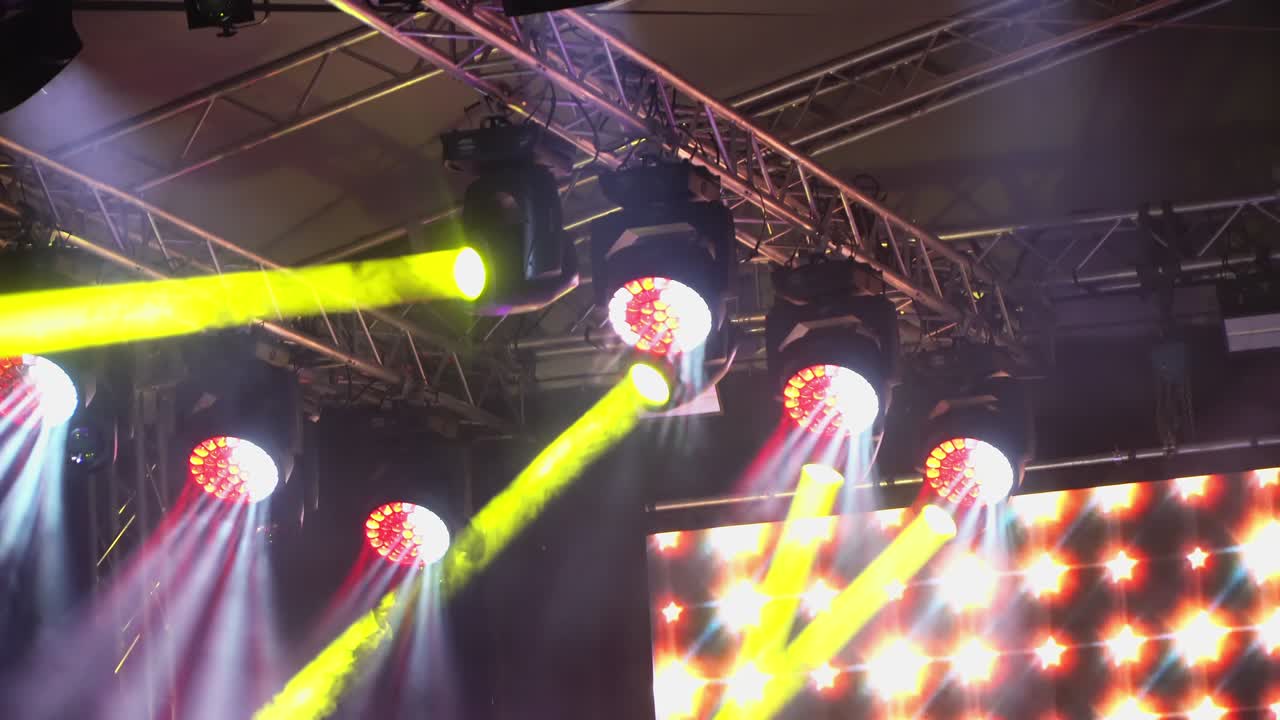 rendimiento de la luz de los reflectores coloridos de la estructura de luz de la armadura