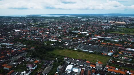 Maravilloso-Dron-De-La-Ciudad-De-Denpasar-Con-Casas-Y-Imágenes-De-Campos-De-Arroz-En-Bali