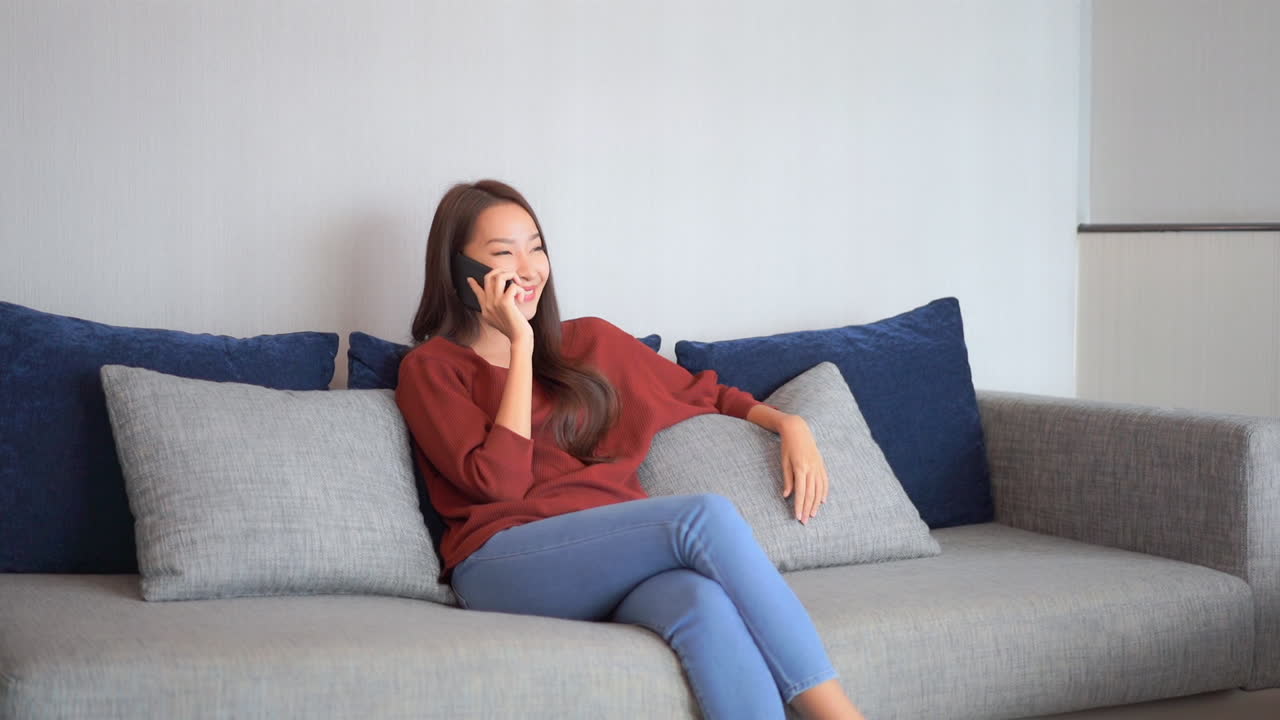 가족과 연결을 유지하는 책임감 있는 아시아 청소년