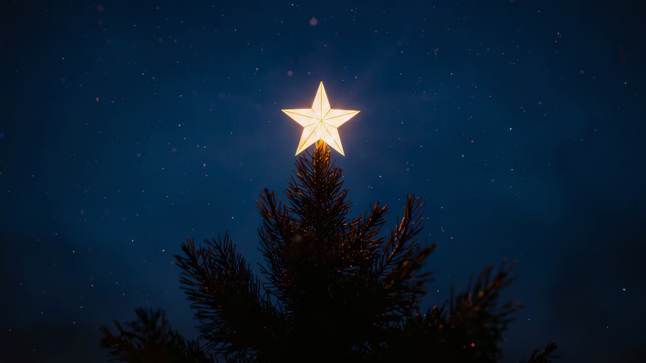 Spostamento della messa a fuoco della fotocamera che causa una stella a cinque punte illuminata sulla cima di un pino di notte, pulsante, mentre la neve si sposta.