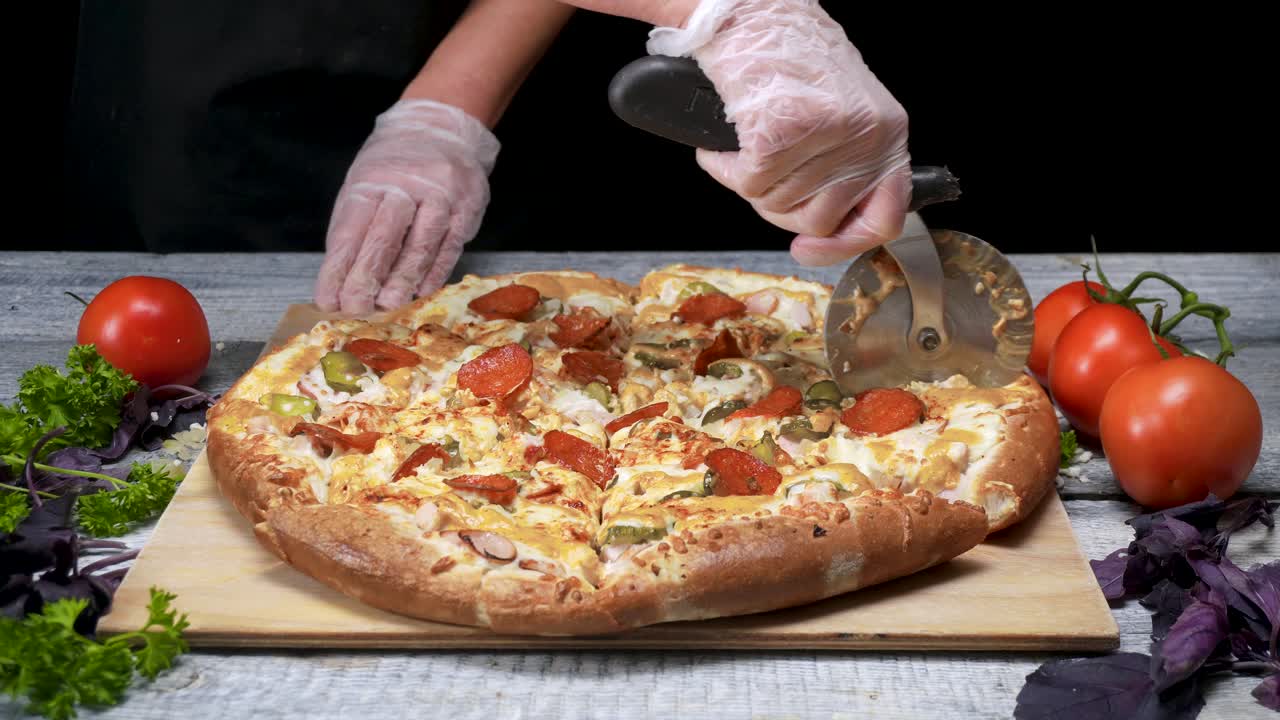 요리사는 핑으로 맛있는 피자를 잘라내고 있습니다.