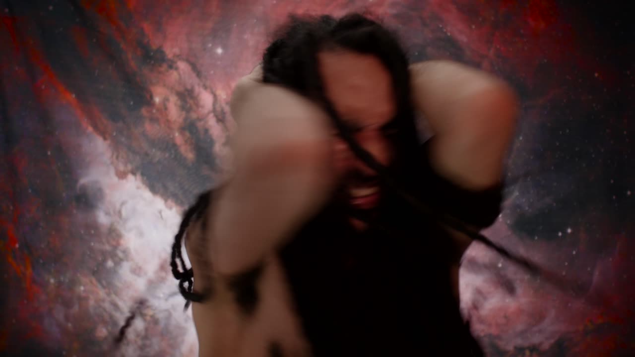 내면의 목소리와 싸우는 불안정한 남자. 초상화, 추상