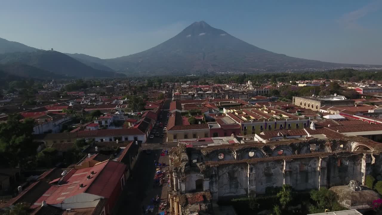 Smukt luftfoto over den koloniale centralamerikanske by Antigua Guatemala 1