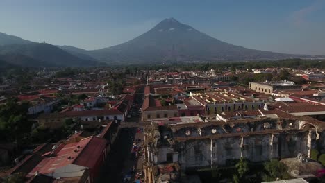 bella toma aérea sobre la ciudad colonial centroamericana de antigua guatemala 1