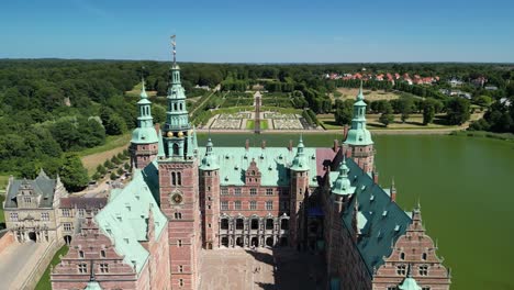 Schloss-Frederiksborg-Und-Gärten-Dröhnen-Absteigend