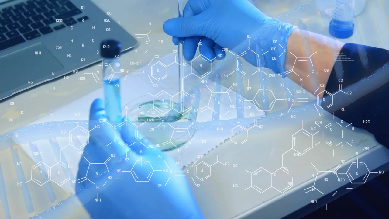Mani guantate di un ricercatore che sollevano una fiala e versano una soluzione verde in una capsula di Petri per test.