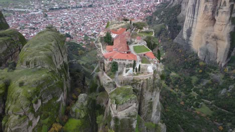 4K-Kloster-Der-Heiligen-Dreifaltigkeit---Meteora,-Kalabaka,-Griechenland---In-Die-Vogelperspektive-Hineinschieben