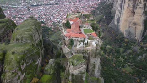 monasterio de la santísima trinidad de 4k - meteora, kalabaka, grecia - empuje a vista de pájaro