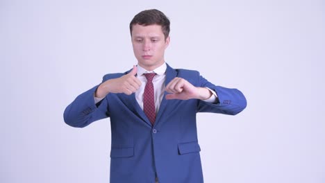 슈트 입은 잘생긴 젊은 사업가