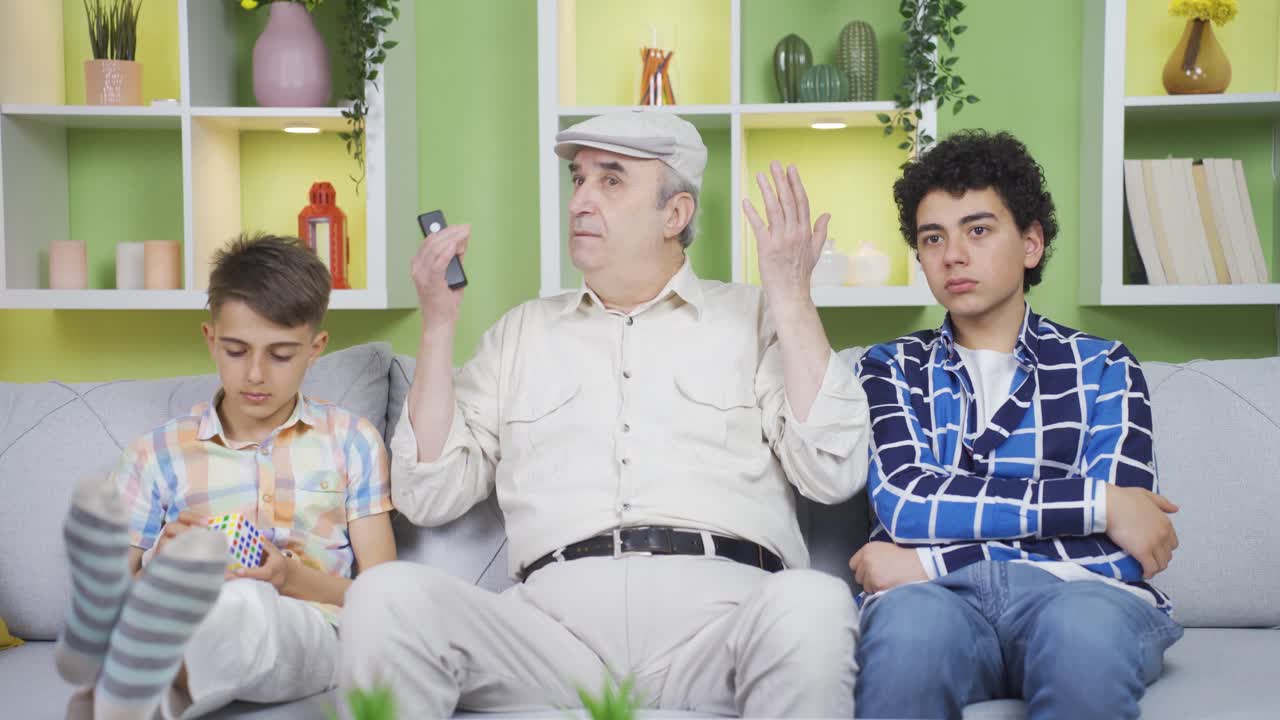 데데는 텔레비전 뉴스에 화를 내고, 아이들은 그를 진정시 ⁇ 니다.