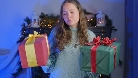 una mujer contempla los regalos de navidad, considerando el tamaño y el peso, con un fondo festivo.