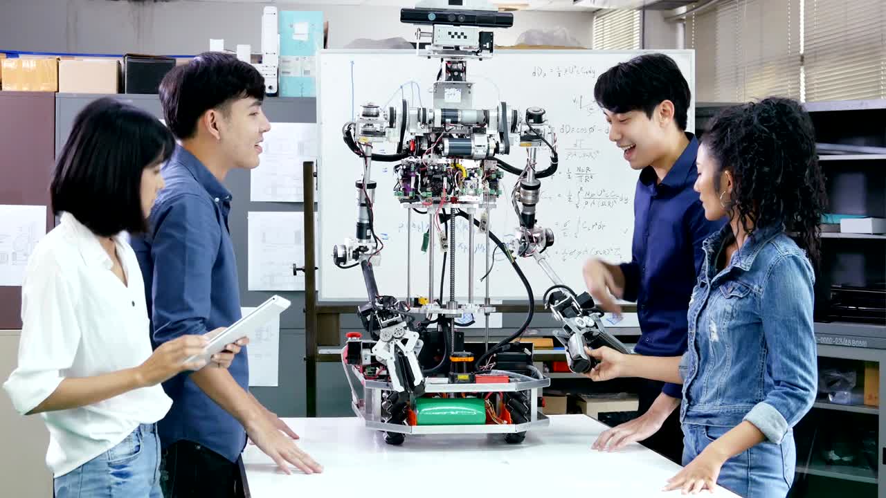 남자 엔지니어가 팀과 함께 프로젝트를 진행합니다. 팀 엔지니어와 함께 로 프로젝트를 시작합니다. 기술 또는 혁신 개념을 가진 사람들.