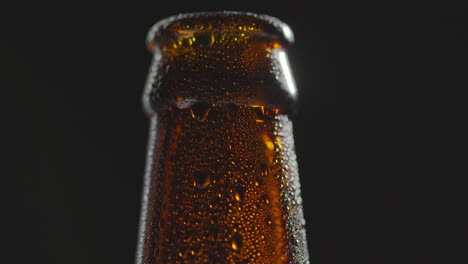 Cerca-De-Gotas-De-Condensación-En-El-Cuello-De-Una-Botella-De-Cerveza-Fría-O-Refresco-1