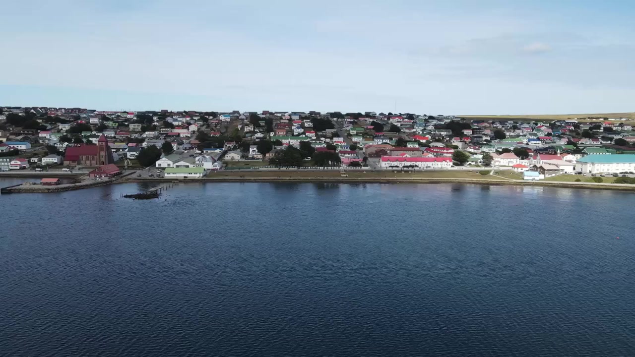 Kameraschwenk über die farbenfrohen Häuser und Gebäude von Stanley, Falklandinseln, an der Küste.