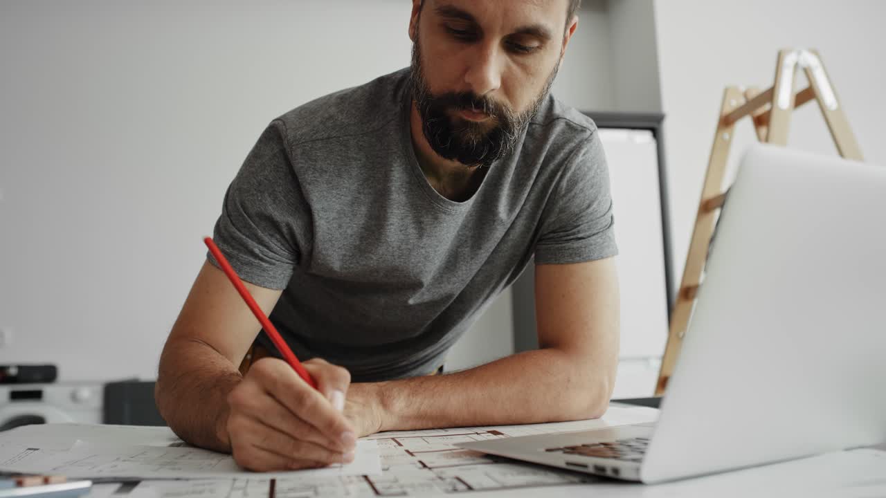 video de mano del carpintero en una computadora y guardando los resultados