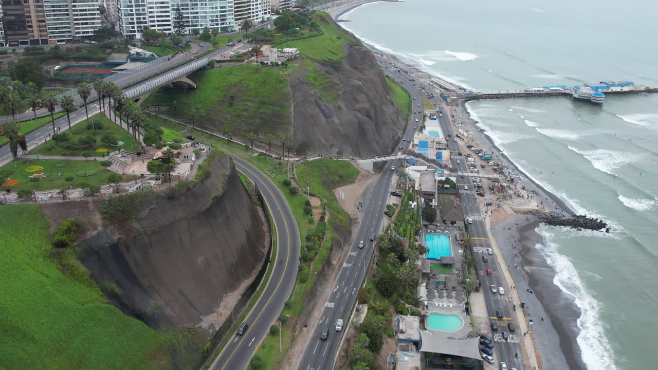Jalan Miraflores di atas pantai di Lima, Peru.