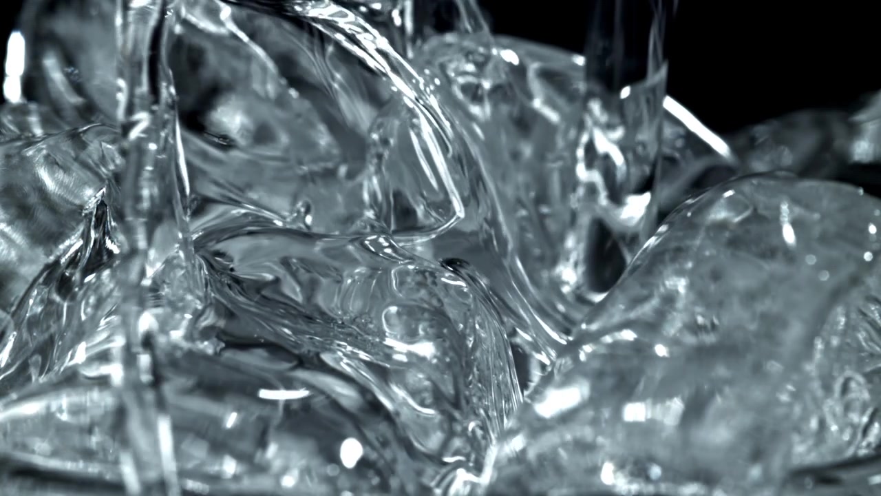 Acqua che cola su cubetti di ghiaccio trasparenti.