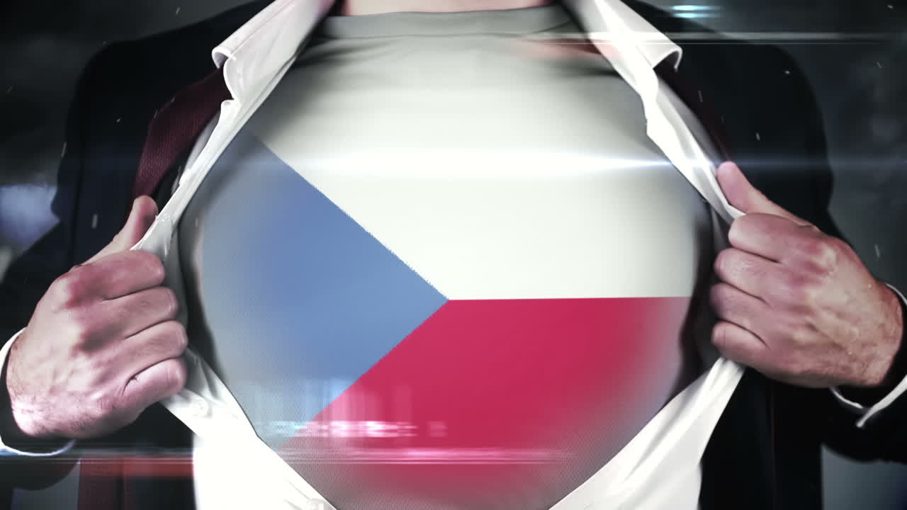 사업가 는 체코 국기 를 드러내기 위해 셔츠 를 열고