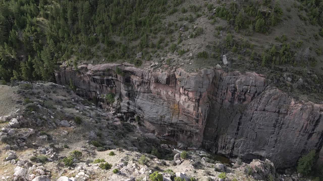 vista aérea de shell creek y sus empinadas paredes rocosas del cañón a lo largo de la ruta 14 en wyoming en un día de verano