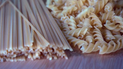 tiro bajo de orbitar alrededor de fusilli y espagueti