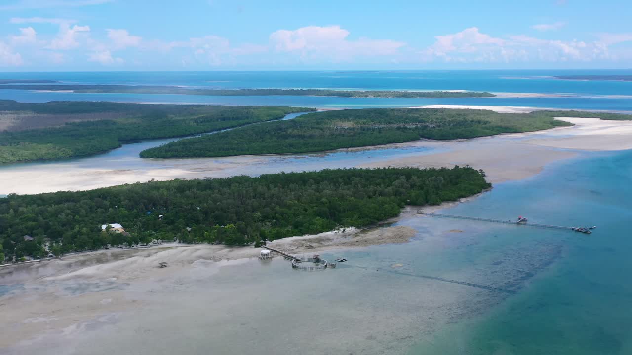 antena de hermosas aguas turquesas durante la marea baja alrededor de la isla de leebong en belitung indonesia en un día soleado de verano