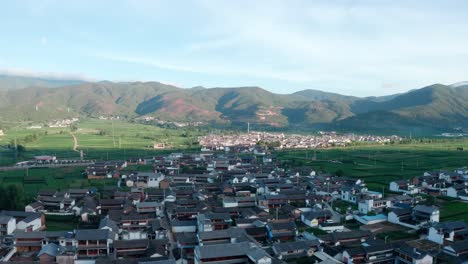 pueblo y campos en shaxi, yunnan, china.