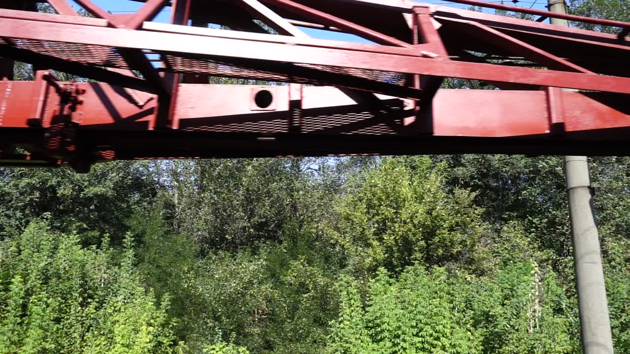 Macchina posabinari. Macchine per la posa dei binari. Costruzione ferroviaria. Macchina posabinari al lavoro. Macchinari di supporto sulla linea ferroviaria