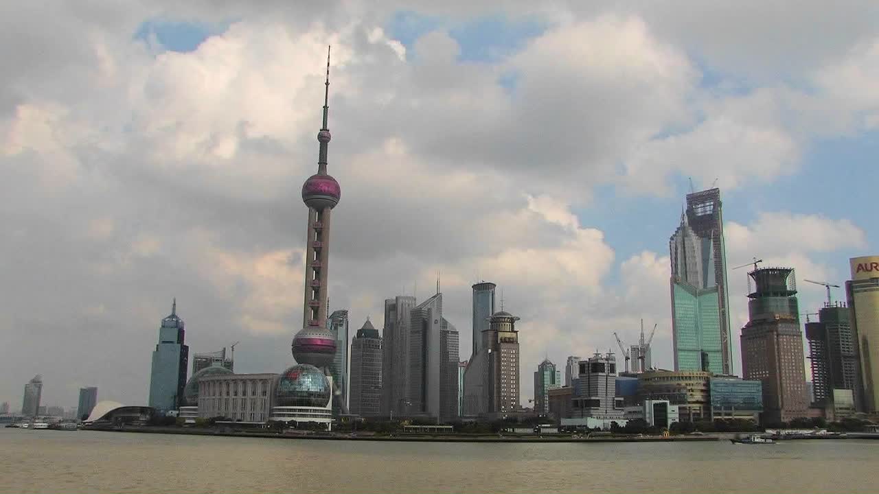 Barcos en el río Yangtze pasando por el distrito de Pudong en Shanghái