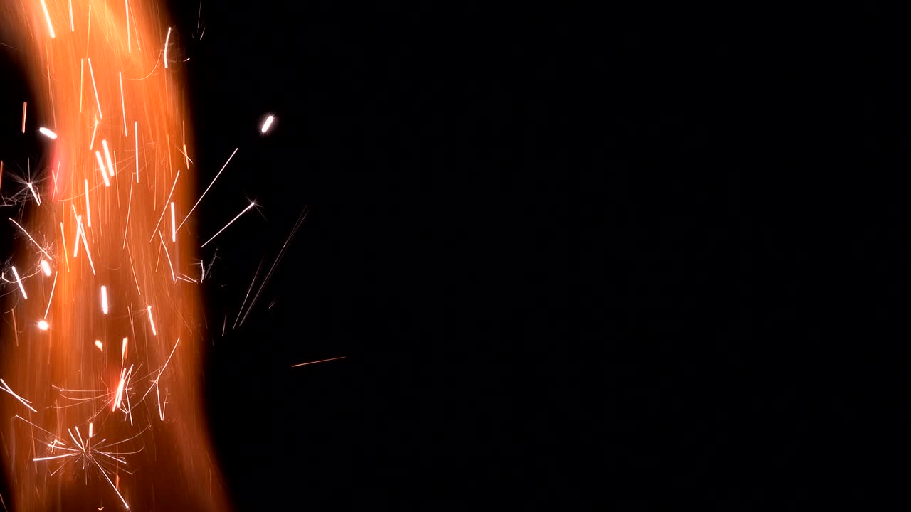 las chispas de fuego de color arco iris en un fondo oscuro. las chispas del fuego animación