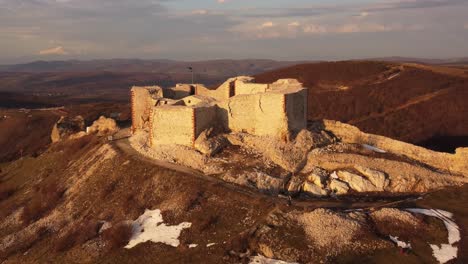 castillo de kosovo durante la puesta de sol drone parallax