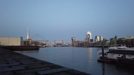 lapso de tiempo del amanecer temprano sobre el fragmento, el puente de la torre y el pepinillo